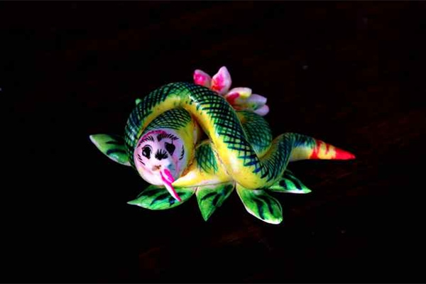 Photo shows a snake-shaped huamo. (people.cn)