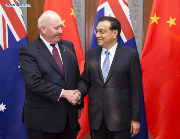 Chinese Premier Li Keqiang (R) meets with Australian Governor-General Peter Cosgrove at the Great Hall of the People in Beijing, capital of China, March 30, 2015. (Photo: Xinhua/Huang Jingwen)  