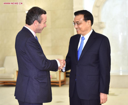 Chinese Premier Li Keqiang (R) meets with editor-in-chief of Britain's Financial Times Lionel Barber in Beijing, capital of China, March 31, 2015. (Xinhua/Li Tao)