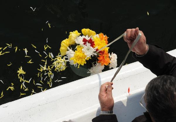 A man joins a sea burial ceremony in Dalian, Northeast China's Liaoning province. (Photo/Xinhua)