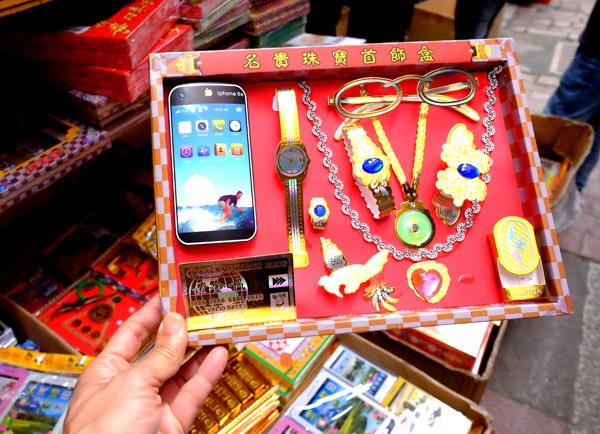 A package of offerings featuring a model of the iPhone6S sells for 10 yuan ($1.6). (Photo: China Daily/Zou Zhongpin)