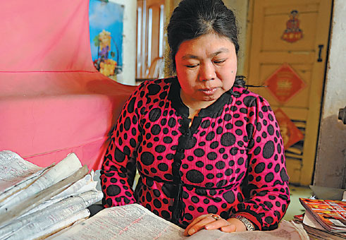 College lecturer Li Yanzhi can recite every word of an English-Chinese dictionary, a total of 220,000 words. (Zhao Bin/for China Daily)