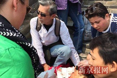 Family member of an old woman wait for help when the woman is knowed to death by a Canadian tourist at the Great Wall on Tuesday. (Photo provided by the victim's family)