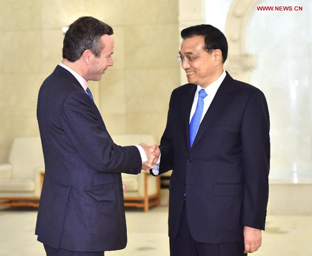 Chinese Premier Li Keqiang (R) meets with editor-in-chief of Britain's Financial Times Lionel Barber in Beijing, capital of China, March 31, 2015. (Xinhua/Li Tao)