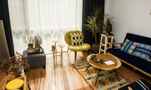 The living room of an Airbnb-listed apartment in Wangjing, Chaoyang district, which also serves a showroom for the host Feng Shu's furniture and interior design company. (Photo: GT/Li Hao)