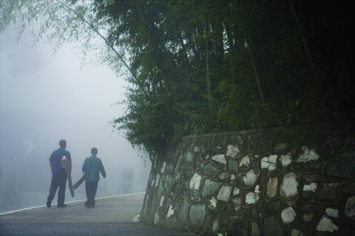 Travelers face greater risks of local air pollution than residents, so experts advise tourists to inform themselves beforehand of the types of pollution they might face, and to prepare accordingly. (Photos: GT/Li Hao)