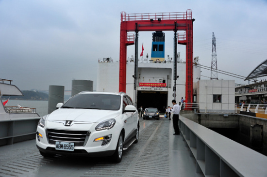 Two private cars registered in Taiwan leave the ferry Cosco Star in Xiamen on Monday. Eight tourists from the island began a driving tour of Fujian province. Provided to China Daily  