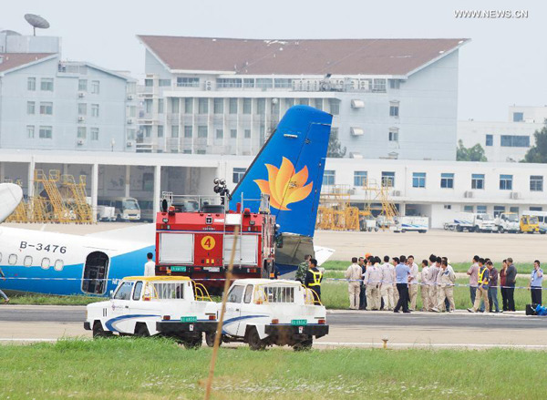 Photo taken on May 10, 2015 shows the accident scene where a plane skidded off the runway at Changle International Airport in Fuzhou, capital of southeast China's Fujian Province. A Joyair plane skidded off the runway while taxiing at Changle International Airport on Sunday, leaving five passengers slightly injured. (Xinhua/Jiang Kehong)