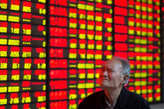 An investor follows information at a stock trading hall in Nanjing City, capital of east China's Jiangsu Province, May 11, 2015. Chinese shares ended higher on Monday, with the benchmark Shanghai Composite Index up 3.04 percent, or 127.67 points, to finish at 4,333.58 points. (Xinhua/Su Yang) 