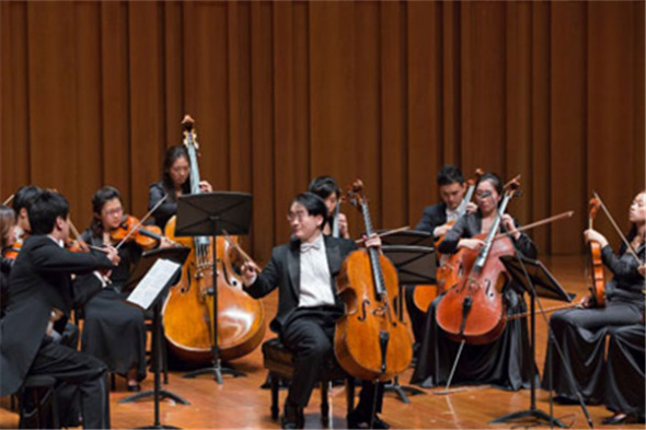 World renowned Chinese cellist Wang Jian gives a lecture to classical music apprentices and enthusiasts on Tuesday. (Photo/CNTV)