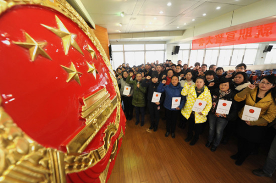 New jurors are sworn in at Haiyao District People's Court in Hefei, Anhui province, in December after a series of training sessions aimed at helping them to better understand the country's laws. (Xie Chen/for China Daily)