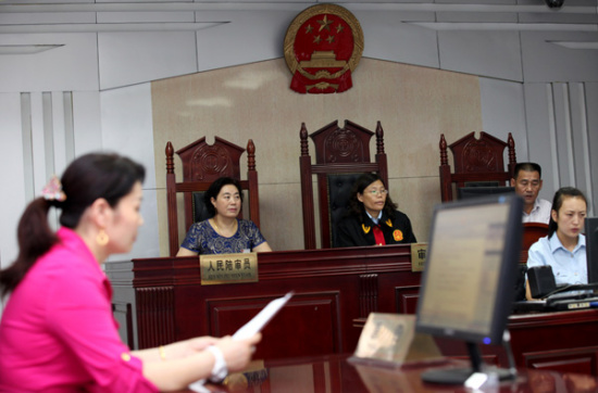 Ji Li (second left), a juror, hears evidence in June with a judge and another juror during a trial at Shizhong District People's Court in Zaozhuang, Shandong province. (Ji Zhe/for China Daily)