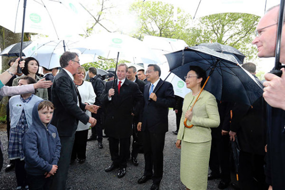 Premier Li Keqiang and his wife Cheng Hong visited Garvey Farm in Shannon with Irish Prime Minister Enda Kenny and his wife on May 17 local time. (Photo/Xinhua)