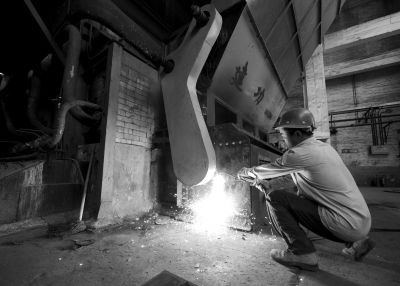 Workers dismantle the largest coal-fired boiler house in urban Beijing on June 2, 2015. (Photo/the Beijing Times)