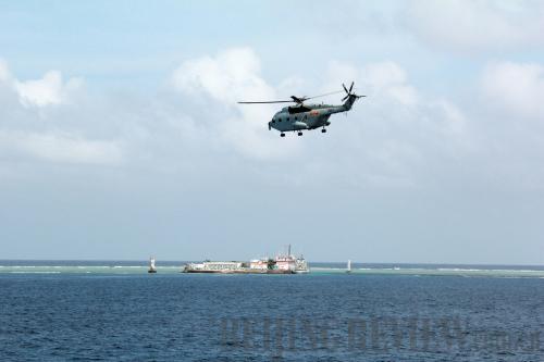 A Chinese helicopter patrols the South China Sea on January 25, 2014 (XINHUA)
