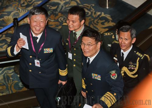 Sun Jianguo (front right), Deputy Chief of the General Staff of the People's Liberation Army, arrives for a meeting ahead of the 14th Asia Security Summit, or the Shangri-La Dialogue, in Singapore on May 29 (CFP)