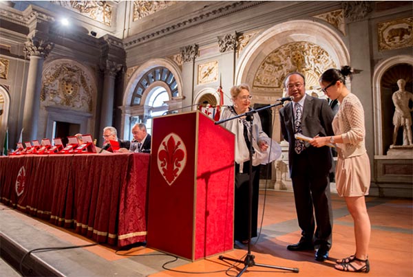 Chinese artist Wang Hongjian (second from right) delivers a speech at the award ceremony of 50th edition of International Muse Award as founder of the award Giuliana Plastino Fiumicelli looks on. Photo provided to chinadaily.com.cn