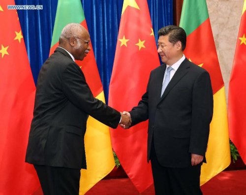 Chinese President Xi Jinping (R) meets with Cameroonian Prime Minister Philemon Yang in Beijing, capital of China, June 19, 2015. (Xinhua/Liu Weibing) 