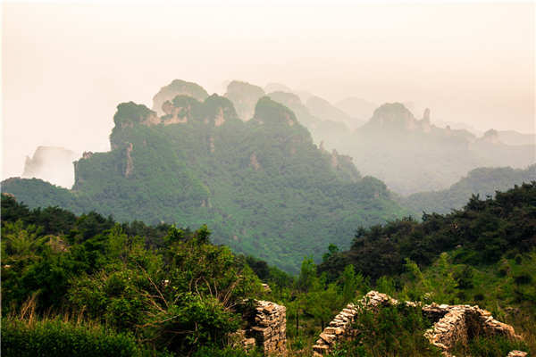 The Wangmang Mountain and the Cliff Road. (Photo by Li Mengyuan/China Daily)