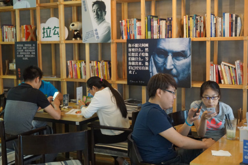 Posters of famous worldwide entrepreneurs, including former Apple CEO Steve Jobs and Robin Li, board chairman and CEO of Baidu.Inc, grace the walls at 3W Coffee. (Photo by Ma Danning/chinadaily.com.cn)