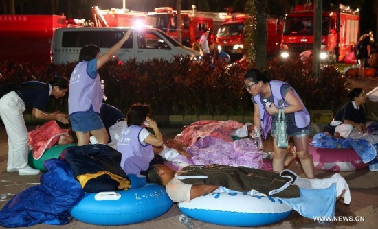 Medical staff help the injured after a fire which took place in a park in New Taipei, southeast China's Taiwan, June 27, 2015. (Photo/Xinhua)