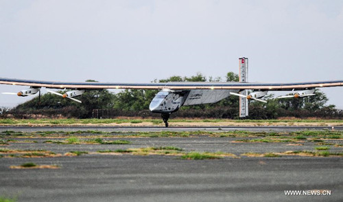 Solar Impulse 2 lands at Kalaeloa Airport in Honolulu, Hawaii, the United States, July 3, 2015. Solar Impulse 2 (SI2), the first solar-powered aircraft in an attempt to fly around the world, safely landed at Kalaeloa Airport in Honolulu, Hawaii, at 5:51 a.m. local time (1551 GMT), Friday after 118-hour non-stop flight over Pacific. (Photo: Xinhua/Zhang Chaoqun)