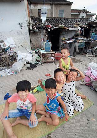 Children of migrant workers play games in Shaoxing, Zhejiang province. Experts say children such as these are at greater risk of sexual assault, and have called on parents to provide effective supervision to safeguard youngsters. Li Ruichang/for China Daily