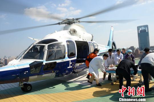 Policemen transfer injured passengers from a bus accident to a hospital in Shanghai using helicopters on Nov 3, 2014. This is the first time for the police in China to use helicopters in rescue operation. (Photo/chinanews.com)