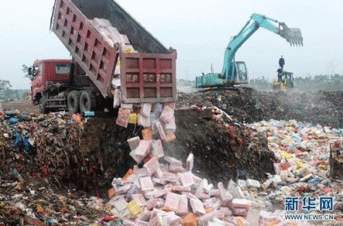 Bad meat is dumped at a landfill in Nanning, capital of the Guangxi Zhuang autonomous region, in March. (Photo/Xinhua)