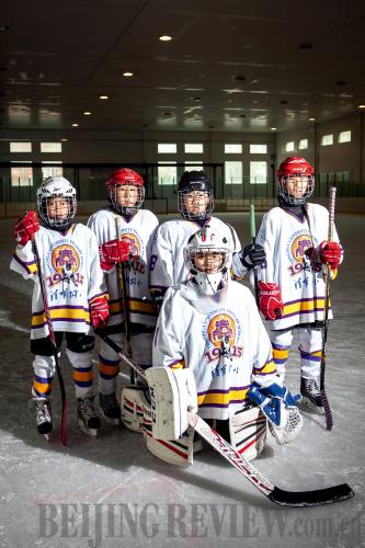 Child hockey players from the Elementary School Affiliated to Tsinghua University in Beijing (QIN BIN)