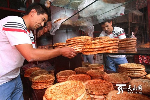 Ablikim tursun in his naan shop. (Photo/ts.cn)