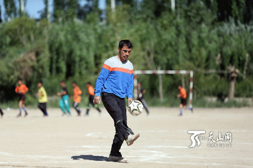 Football coach Akbar salay. (Photo/ts.cn)