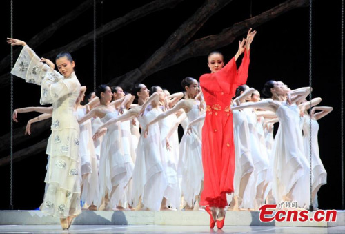 Chinese dancers stage Peony Pavilion ballet show in Lincoln Center Theater on July 8, 2015. (CNS photo/Ruan Yulin)