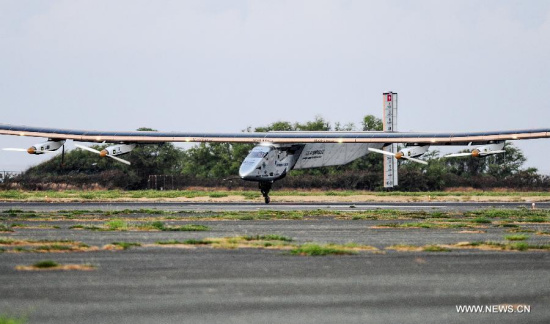 Solar Impulse 2 lands at Kalaeloa Airport in Honolulu, Hawaii, the United States, July 3, 2015. (Photo: Xinhua/Zhang Chaoqun)