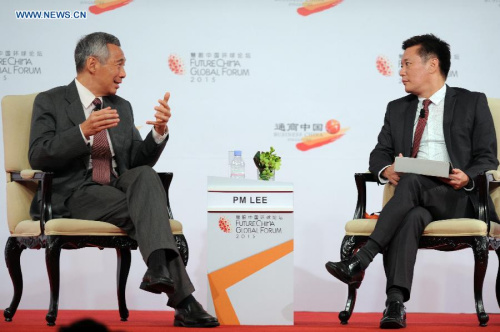 Singapore's Prime Minister Lee Hsien Loong (L) and Lianhe Zaobao's Editor Goh Sin Teck attend the closing plenary session of the FutureChina Global Forum in Singapore, on July 21, 2015. (Photo: Xinhua/Then Chih Wey)