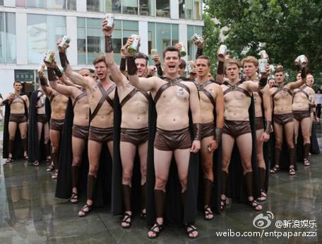 A group of male foreigners dressed as Spartans promote a new restaurant product in Beijing on July 22. Photo/Sina Weibo of Sina Entertainment Paparazzi