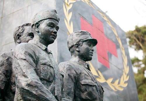 The memorial to wartime doctors, foreign and Chinese, in Guiyang, Guizhou province. (Wang Yuxi/China Daily)