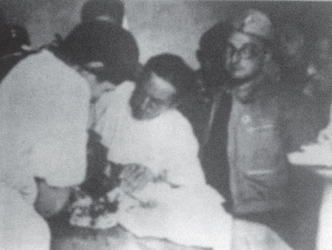 A foreign doctor operates in Guiyang during the war. (Photo Provided to China Daily)