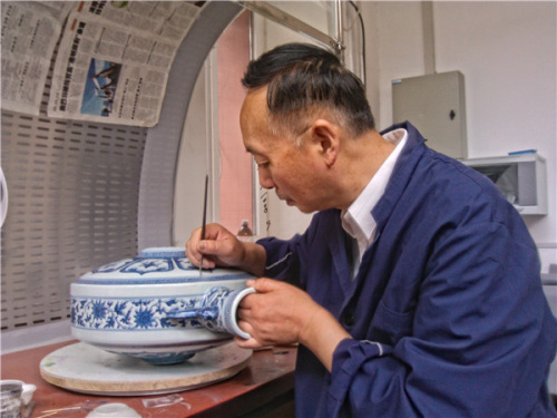 Wang Wusheng of the Palace Museum restores a porcelain utensil. (Photo provided to China Daily)