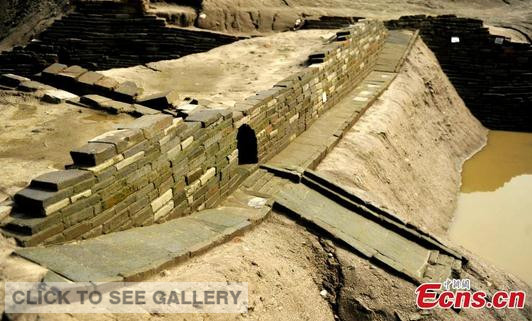 A drainage system made of bricks is found at a newly discovered garden site from the Tang Dynasty (618-907) in Chengdu city, Southwest China's Sichuan province. Archaeologists have found 18 tombs, one well, eight pits, three ditches, and one pond. Porcelain and ceramic ware, as well as stone sculptures related to Buddhism, have also been found during the excavation. (Photo: China News Service/Liu Zhongjun)