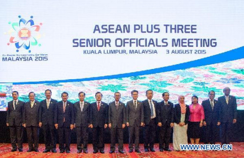 Chinese Vice Foreign Minister Liu Zhenmin (6th L) poses for photos with other senior officials during the ASEAN Plus Three Senior Officials Meeting in Kuala Lumpur, Malaysia, Aug. 3, 2015.(Photo: Xinhua/Chen Sihan)