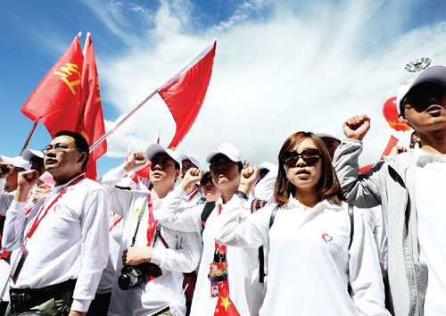 Medical experts pledge to provide free treatment in Hongyuan, Aba prefecture, on July 3. (Provided to China Daily)