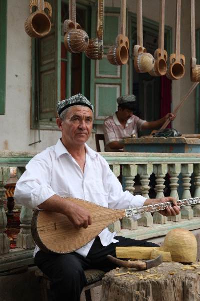 Rahman Abdulla plays a musical instrument produced by his workshop (ZOU YI)