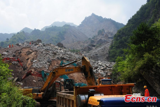 Rescuers work at the site of a landslide in Shanyang county, Northwest Chinas Shaanxi province, Aug 12, 2015.  (Photo: China News Service/Wang Shihua)