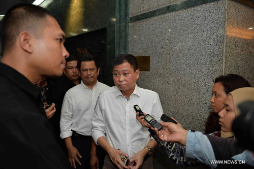 Indonesia's Transportation Minister Ignatius Jonan (C) answers questions from journalists after a press conference in Jakarta, Indonesia, Aug. 16, 2015. Suprasetyo, director general of the air transport of Indonesia's transport ministry said the TGN267 flight, which went missing earlier on Sunday, hit a mountain. (Photo: Xinhua/He Changshan)