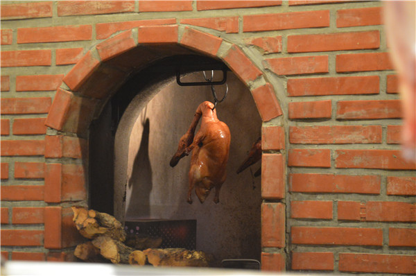 Peking roasted duck (188 yuan/set) is made the old-fashioned way in VIC Bistro. (Photo by Jiang Wanjuan/chinadaily.com.cn)