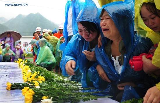 People attend a mourning ceremony held for the victims of a landslide in Shanyang County, northwest China's Shaanxi Province, Aug. 18, 2015. (Photo: Xinhua/Wang Shihua)