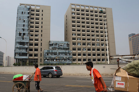 The windows of buildings 2 kilometers from the Tianjin blast site were severely damaged, raising questions about the use of safety glass. (Photo /China Daily)