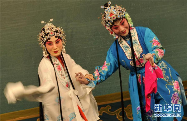 Zhang Huoding(L) performs The Legend of the White Snake at Lincoln Center in New York on Wednesday. (Photo/Xinhua)