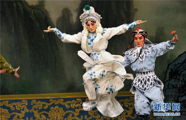 Zhang Huoding(L) performs The Legend of the White Snake at Lincoln Center in New York on Wednesday. (Photo/Xinhua)